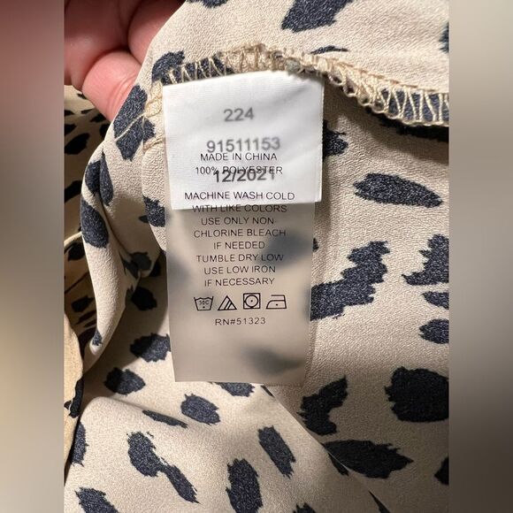 Vince Camuto Animal Print V-Neck Blouse Large - Picture 5 of 5